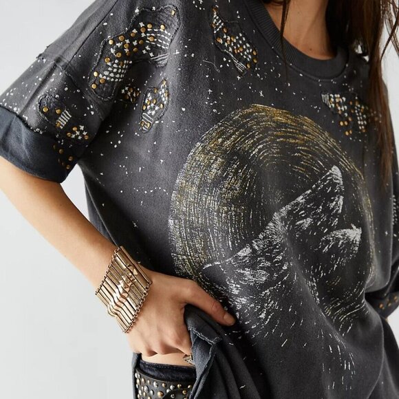 Free People Howlin Tee Womens Medium Washed Black Studded Embellished EUC - Picture 3 of 10